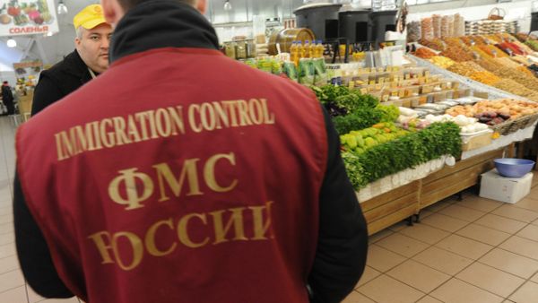 Работник Федеральной миграционной службы РФ Работник Федеральной миграционной службы РФ - Sputnik Армения