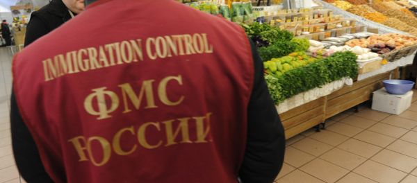 Работник Федеральной миграционной службы РФ Работник Федеральной миграционной службы РФ - Sputnik Армения