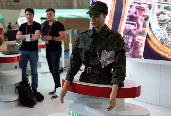 В Конгрессно-выставочном центре Патриот во время подготовки к открытию Международного военно-технического форума Армия-2017 - Sputnik Армения