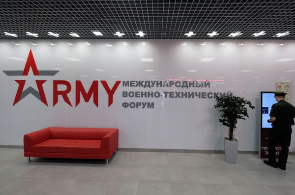 В Конгрессно-выставочном центре Патриот во время подготовки к открытию Международного военно-технического форума Армия-2017 - Sputnik Армения