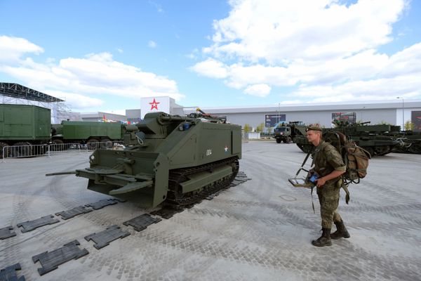 Многофункциональный робототехнический комплекс пожаротушения Уран-14 на открытой площадке в Конгрессно-выставочном центре Патриот во время подготовки к открытию Международного военно-технического форума Армия-2017 - Sputnik Армения