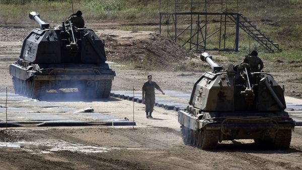 Военнослужащий направляет самоходную гаубицу Мста-С в парке Патриот во время подготовки к Международному военно-техническому форуму Армия-2017 - Sputnik Արմենիա