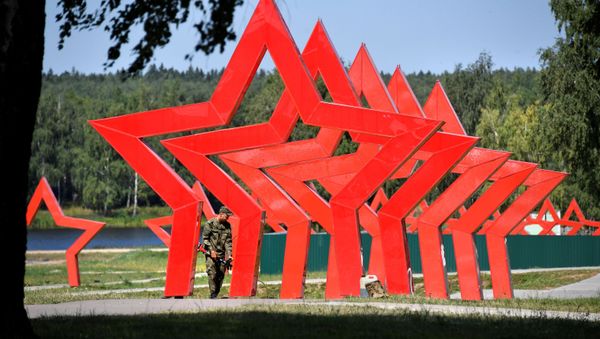 Солдат у Конгрессно-выставочного центра Патриот во время подготовки к открытию Международного военно-технического форума Армия-2017 - Sputnik Армения