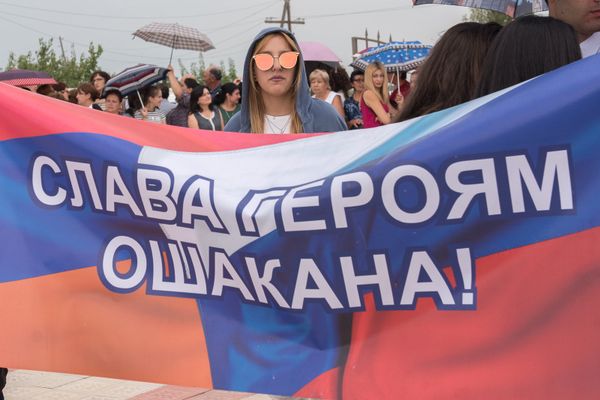 Возложение цветов у памятника «Героям Ошакана» - Sputnik Արմենիա