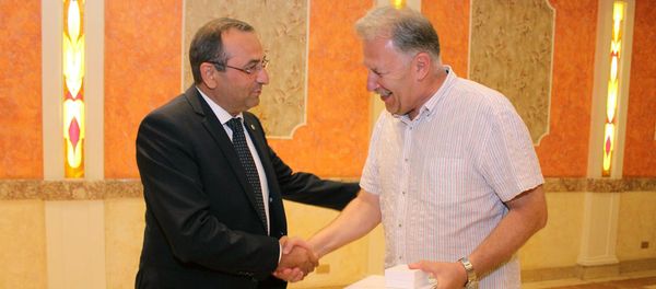 Министр охраны природы РА Арцвик Минасян наградил экипаж российского самолета МЧС РФ Ил-76, за помощь в тушении пожара в Хосровском лесу - Sputnik Արմենիա