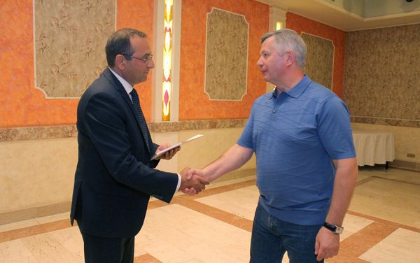 «ԻԼ-76» հատուկ նշանակության ինքնաթիռի անձնակազմի անդամներին պարգևատրեց ՀՀ բնապահպանության նախարարը։ - Sputnik Արմենիա