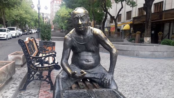 Памятник, игре в нарды в Ереване - Sputnik Армения