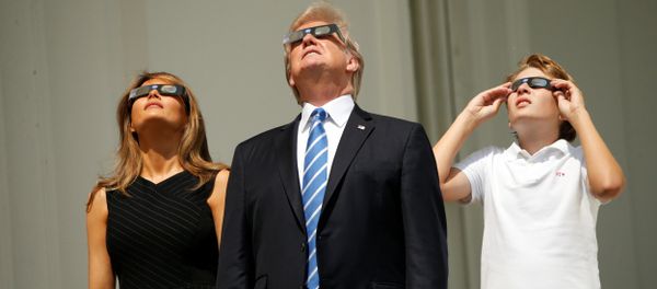Президент США Дональд Трамп, Первая леди США Меланья Трамп и их сын Бэррон Трамп наблюдают полное солнечное затмение в США Президент США Дональд Трамп, Первая леди США Меланья Трамп и их сын Бэррон Трамп наблюдают полное солнечное затмение в США - Sputnik Армения
