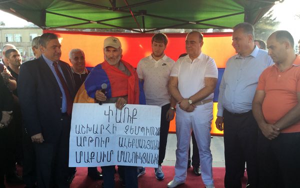 Артура Алексаняна с почестями встретили в Гюмри Артура Алексаняна с почестями встретили в Гюмри - Sputnik Армения