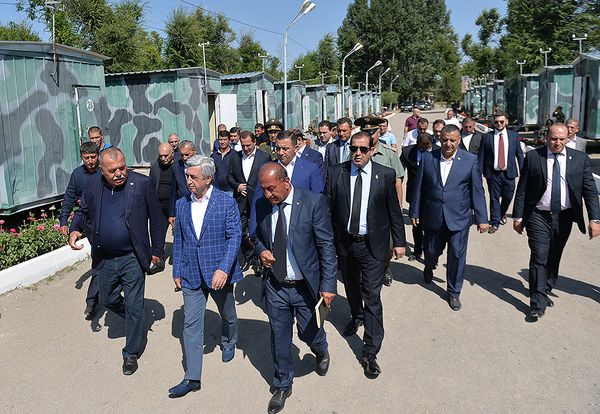 Серж Саргсян в Гегаркуникском марзе посетил учебно-спортивный рекреационный комплекс Союза добровольцев Еркрапа Юный Еркрапа - Sputnik Արմենիա