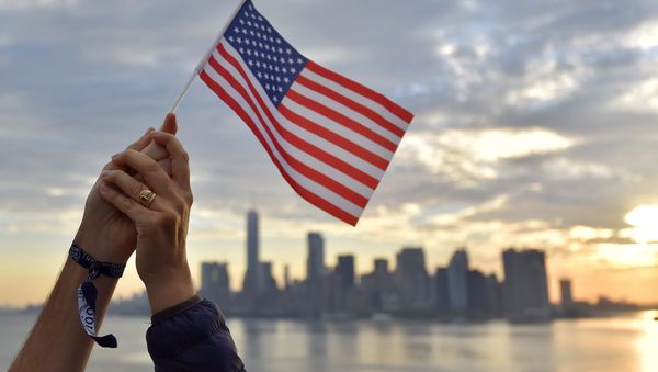 Флаг США на фоне города - Sputnik Армения
