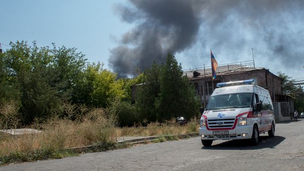 Пожар на заводе Наирит. Машина скорой помощи Пожар на заводе Наирит. Машина скорой помощи - Sputnik Армения