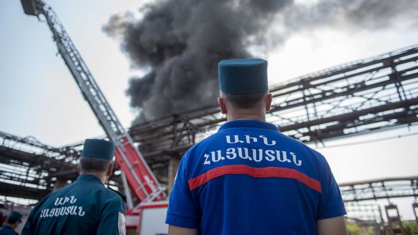 Пожар на заводе Наирит. Сотрудники МЧС РА Пожар на заводе Наирит. Сотрудники МЧС РА - Sputnik Армения