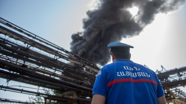 Пожар на заводе Наирит. Сотрудник МЧС РА Пожар на заводе Наирит. Сотрудник МЧС РА - Sputnik Армения