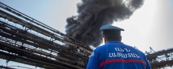 Пожар на заводе Наирит. Сотрудник МЧС РА - Sputnik Армения