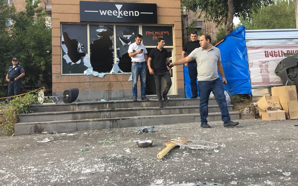 В столичном районе Эребуни мужчина более часа удерживал заложницу - Sputnik Армения