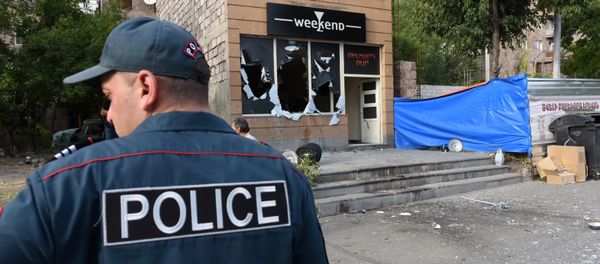 Полиция обезвредила мужчину, который более часа удерживал заложницу в бильярдной - Sputnik Արմենիա