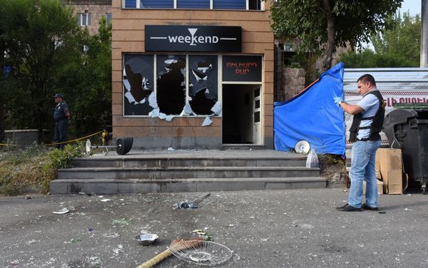 Полиция обезвредила мужчину, который более часа удерживал заложницу в бильярдной - Sputnik Армения