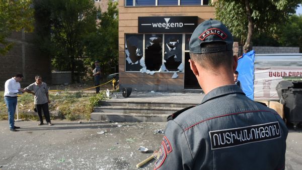 Полиция обезвредила мужчину, который более часа удерживал заложницу в бильярдной - Sputnik Армения