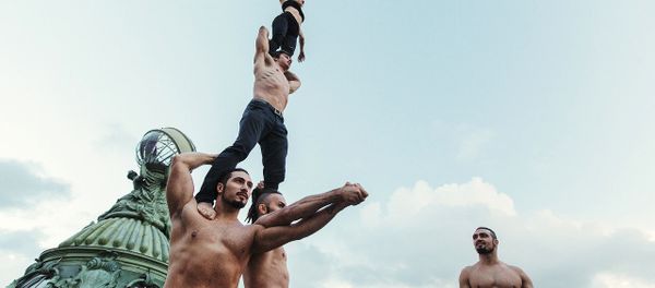 Трюки братьев Варданян и артистов цирка на крыше дома Зингер Трюки братьев Варданян и артистов цирка на крыше дома Зингер - Sputnik Армения