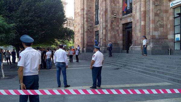 В Ереване эвакуировали людей из здания Минтранса – из-за сигнала о бомбе В Ереване эвакуировали людей из здания Минтранса – из-за сигнала о бомбе - Sputnik Армения