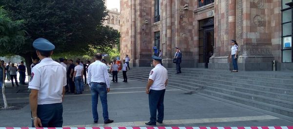 В Ереване эвакуировали людей из здания Минтранса – из-за сигнала о бомбе - Sputnik Армения