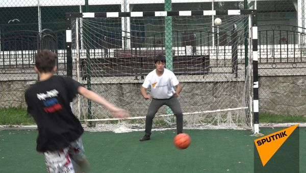 «Ты супер! Танцы» նախագծի մասնակից Դավիթ Այվազյանը ֆուտբոլ է խաղում - Sputnik Արմենիա
