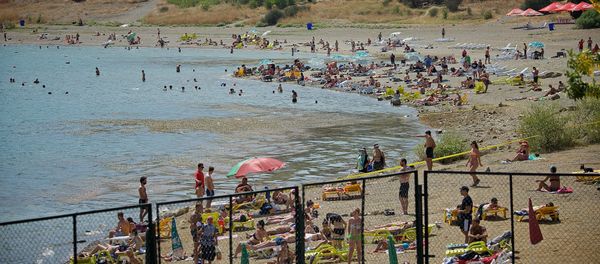 Отдыхающие на пляже на Тбилисском море - Sputnik Армения