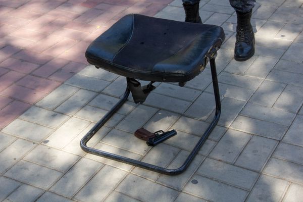 Оружие на месте на улице Бюзанда, где произошла стрельба - Sputnik Արմենիա