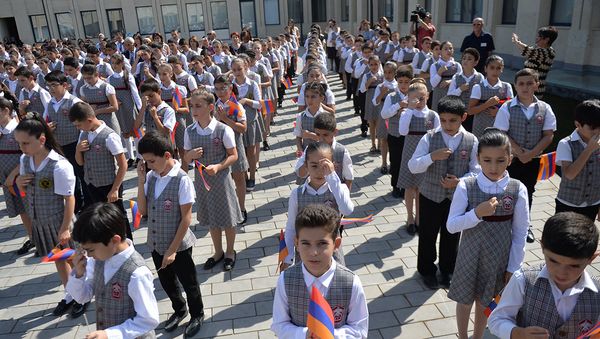 Школьники «Общеобразовательной школы Эрнекян» Школьники «Общеобразовательной школы Эрнекян» - Sputnik Армения