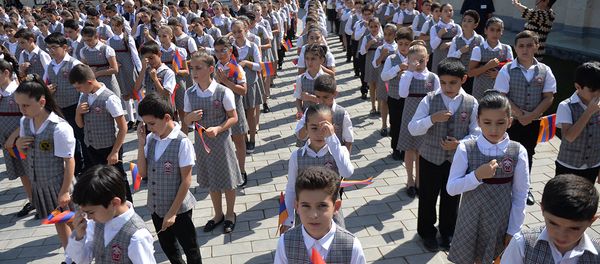 Школьники «Общеобразовательной школы Эрнекян» Школьники «Общеобразовательной школы Эрнекян» - Sputnik Армения