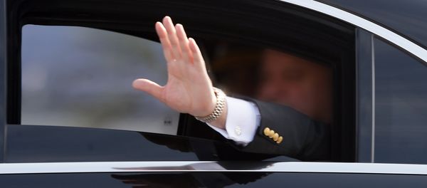 Высокопоставленный чиновник в машине - Sputnik Армения