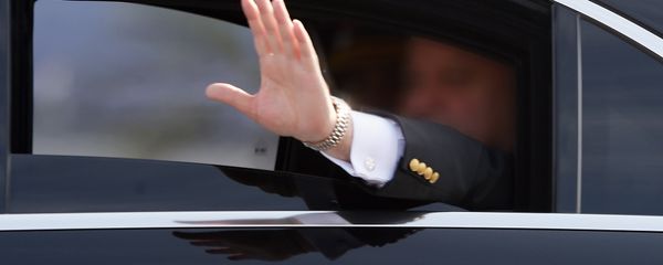 Высокопоставленный чиновник в машине - Sputnik Армения