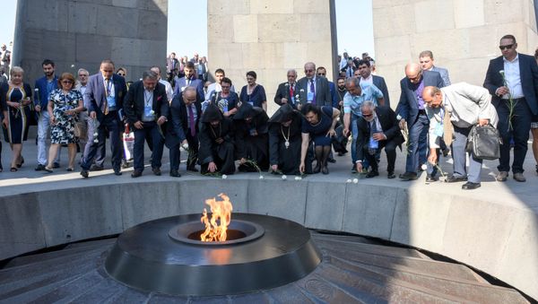 Армяне диаспоры и высокопоставленные чиновники возложили цветы к вечному огню в Цицернакаберде Армяне диаспоры и высокопоставленные чиновники возложили цветы к вечному огню в Цицернакаберде - Sputnik Армения