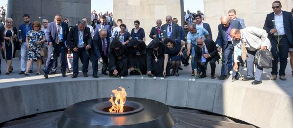 Армяне диаспоры и высокопоставленные чиновники возложили цветы к вечному огню в Цицернакаберде Армяне диаспоры и высокопоставленные чиновники возложили цветы к вечному огню в Цицернакаберде - Sputnik Армения