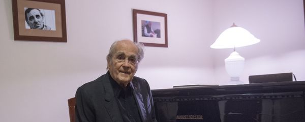 Мишель Легран на концерте посвященном 26-й годовщине независимости Армении и 10-летию передачи Армяне по происхождению. - Sputnik Армения