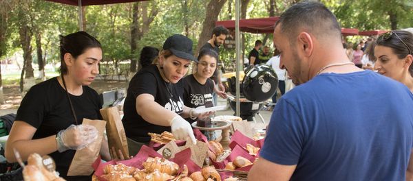 Фестиваль еды Yerevan Food Fest прошел в Английском парке Еревана - Sputnik Արմենիա