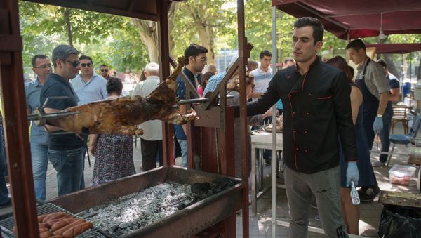 Фестиваль еды Yerevan Food Fest прошел в Английском парке Еревана - Sputnik Армения