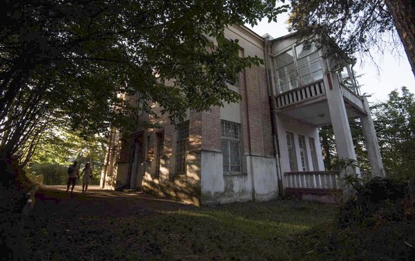 Дача Агаси Ханджяна в Дилижане Дача Агаси Ханджяна в Дилижане - Sputnik Армения