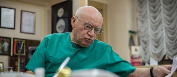 Директор научного центра сердечно-сосудистой хирургии им. А.Н. Бакулева, академик Лео Бокерия в своем рабочем кабинете Директор научного центра сердечно-сосудистой хирургии им. А.Н. Бакулева, академик Лео Бокерия в своем рабочем кабинете - Sputnik Армения