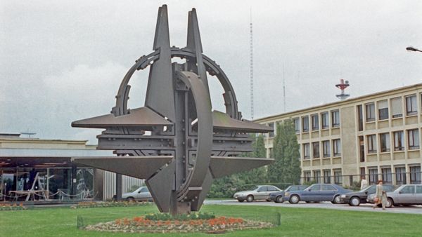 Символ НАТО в Брюсселе - Sputnik Армения