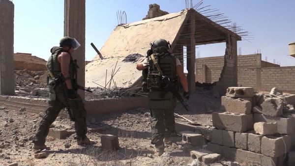 Военнослужащие во время мероприятий по разминированию сирийского города Дейр-эз-Зор Военнослужащие во время мероприятий по разминированию сирийского города Дейр-эз-Зор - Sputnik Армения