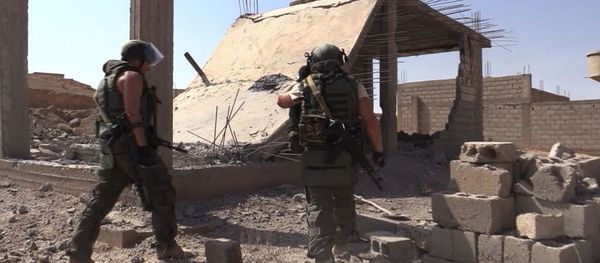 Военнослужащие во время мероприятий по разминированию сирийского города Дейр-эз-Зор Военнослужащие во время мероприятий по разминированию сирийского города Дейр-эз-Зор - Sputnik Армения