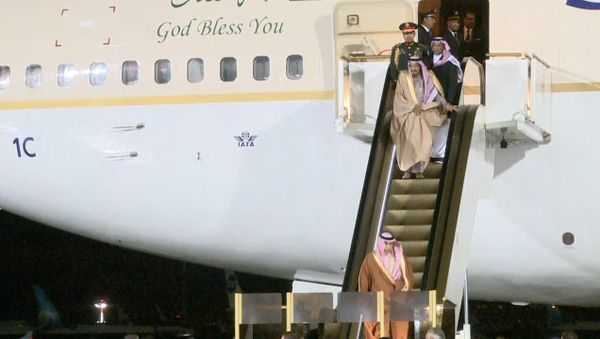 СПУТНИК_Сломавшийся трап самолета у короля Саудовской Аравии во время визита в Москву - Sputnik Армения