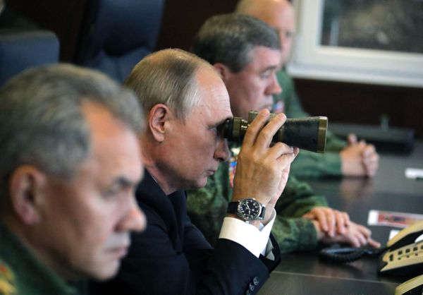 Президент РФ Владимир Путин во время инспекции действий вооруженных сил Союзного государства России и Белоруссии на основном этапе совместного стратегического учения Запад-2017 на полигоне Лужский - Sputnik Армения