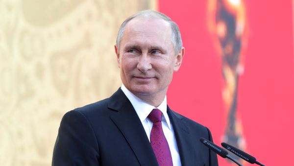 Президент РФ Владимир Путин на церемонии старта тура Кубка чемпионата ФИФА-2018 на Большой спортивной арене во время посещения олимпийского комплекса Лужники в Москве - Sputnik Արմենիա
