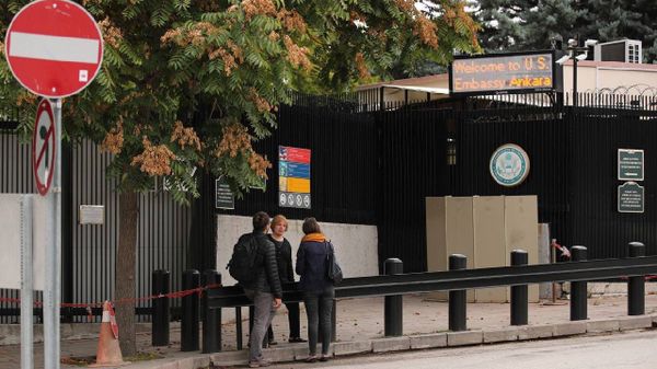 На заборе посольства США в Анкаре появилась информационная табличка в цветах армянского флага - Sputnik Армения
