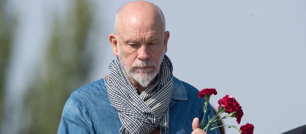 Джон Малкович посетил Мемориал жертв Геноцида Армян в Цицернакаберде Джон Малкович посетил Мемориал жертв Геноцида Армян в Цицернакаберде - Sputnik Армения