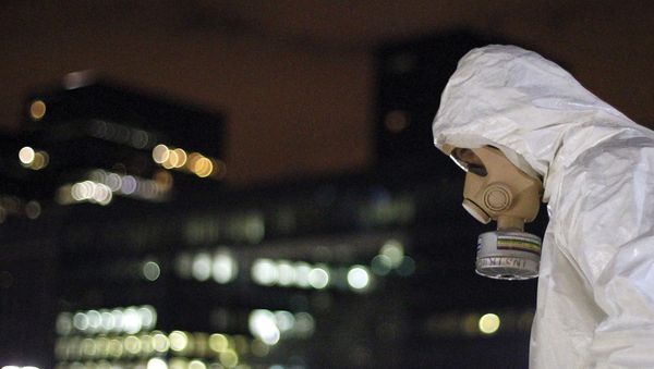 Человек в защитном от химикатов и бактерий костюме - Sputnik Армения