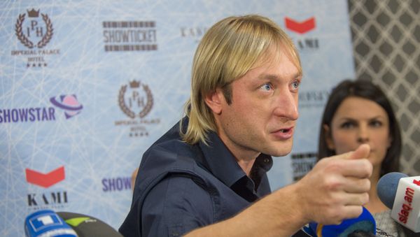 Фигурист Евгений Плющенко на пресс-конференции в Ереване - Sputnik Армения